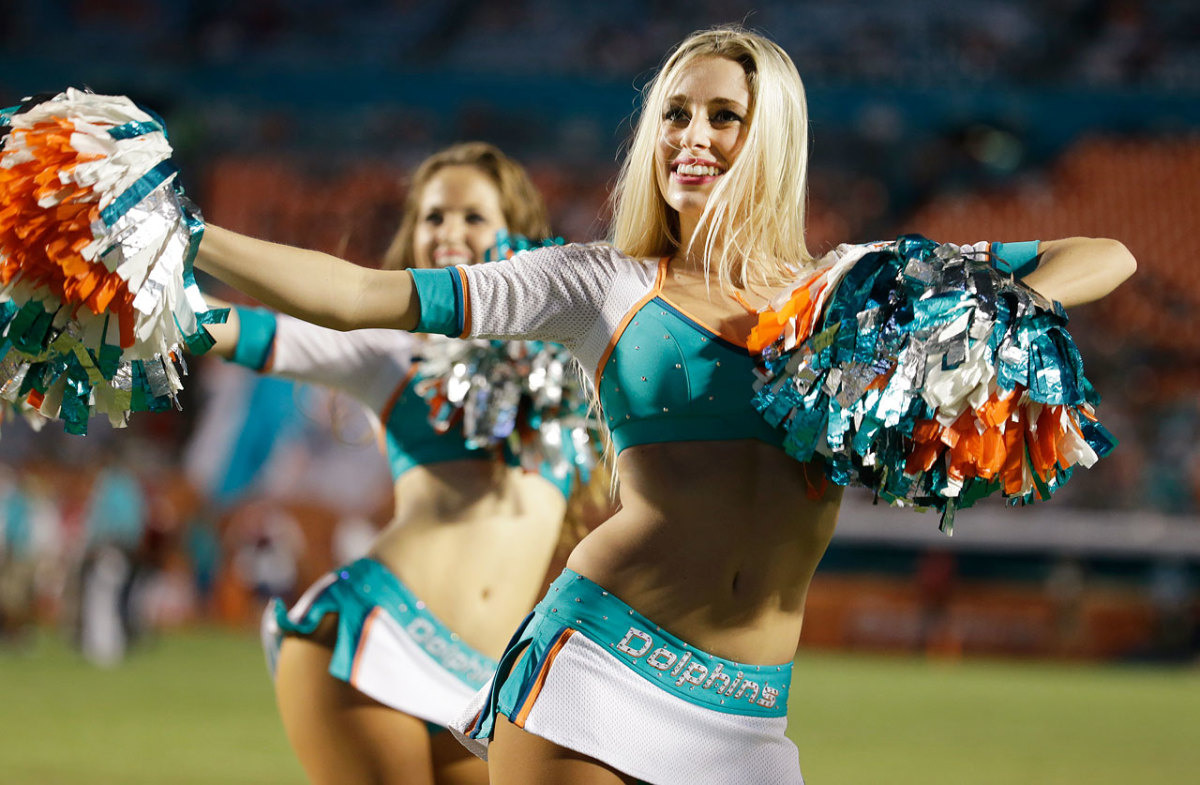 Miami-Dolphins-cheerleaders-AP416801731894_14.jpg