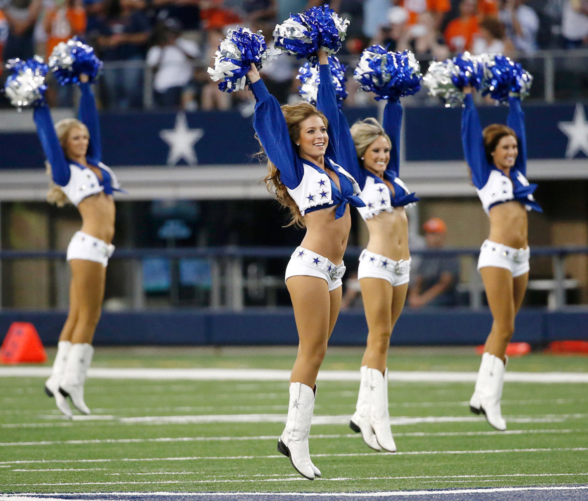 Dallas-Cowboys-cheerleaders-AP883333387418_19.jpg
