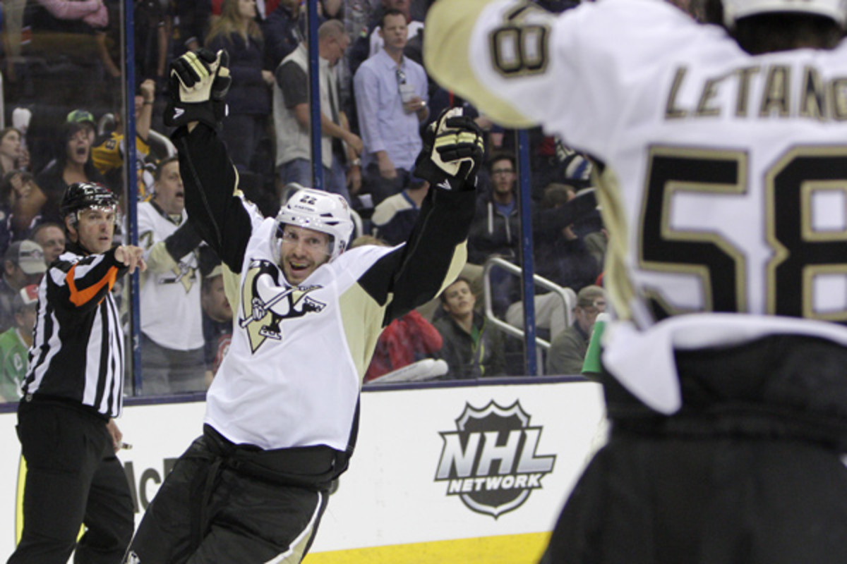 Lee Stempniak's first-ever playoff goal helped the Pens retake the series lead. (Jay LaPrete/AP)