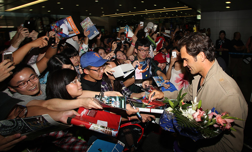 Roger Federer greeted by fans in Shanghai - Sports Illustrated