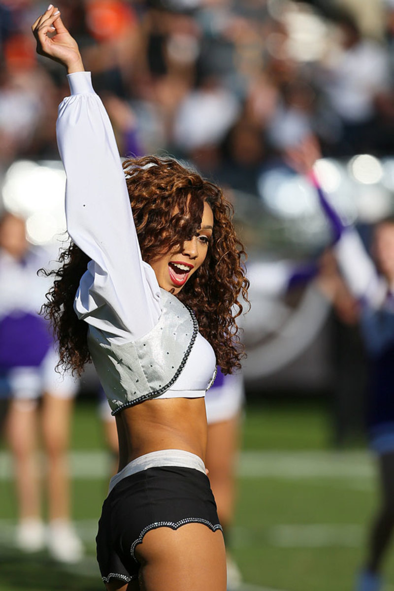 Oakland-Raiders-Raiderettes-cheerleaders-252141109051_Broncos_at_Raiders.jpg