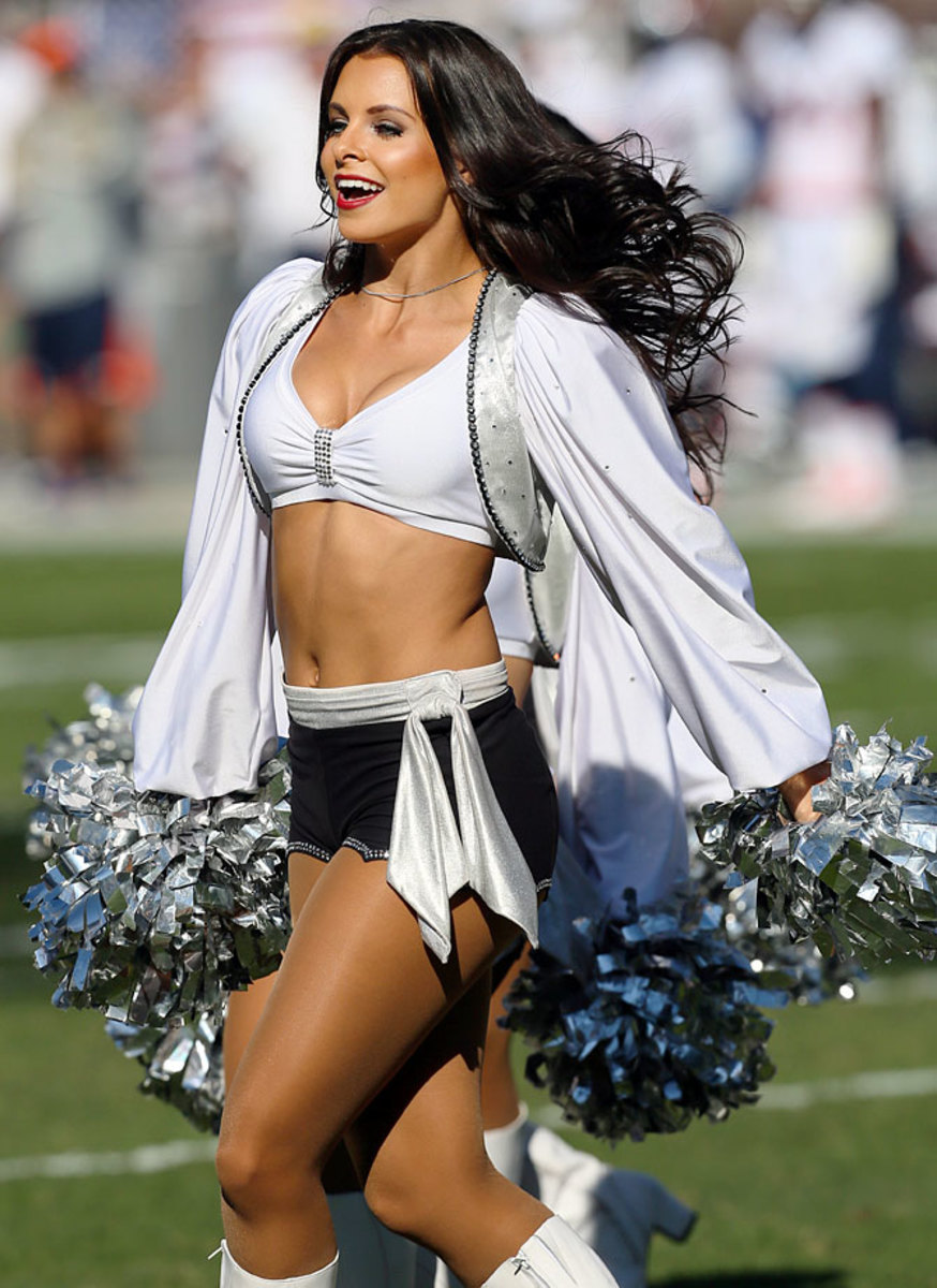 Oakland-Raiders-Raiderettes-cheerleaders-252141109037_Broncos_at_Raiders.jpg