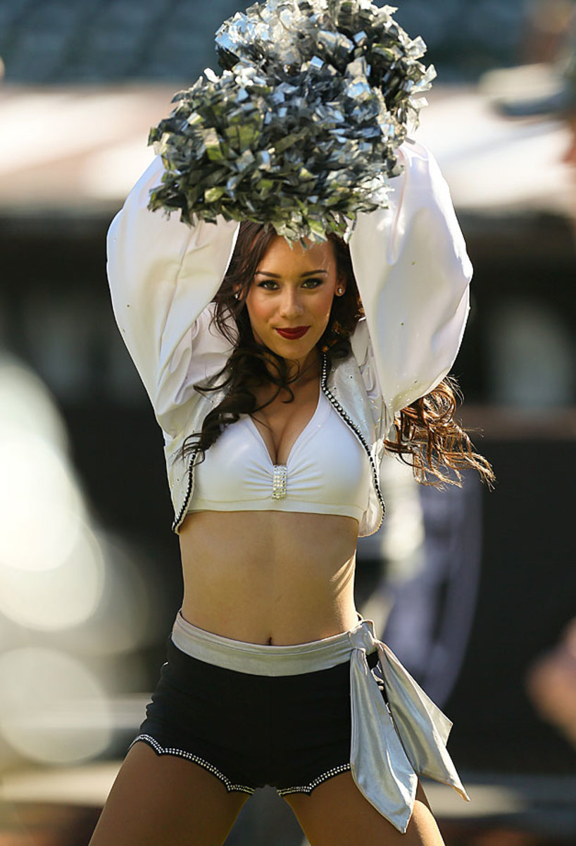 Oakland-Raiders-Raiderettes-cheerleaders-252141109031_Broncos_at_Raiders.jpg