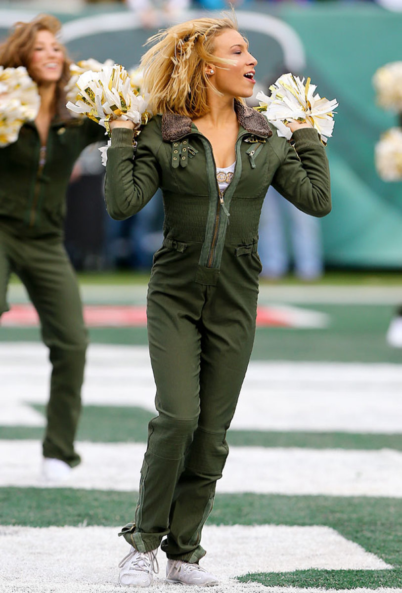 New-York-Jets-Flight-Crew-cheerleaders-CGV_110914144_Jets_Steelers.jpg