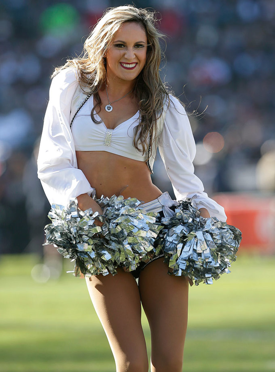 Oakland-Raiders-Raiderettes-cheerleaders-AP709382037925_15.jpg