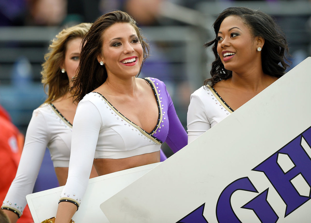 Baltimore-Ravens-cheerleaders-AP417099338161_11.jpg
