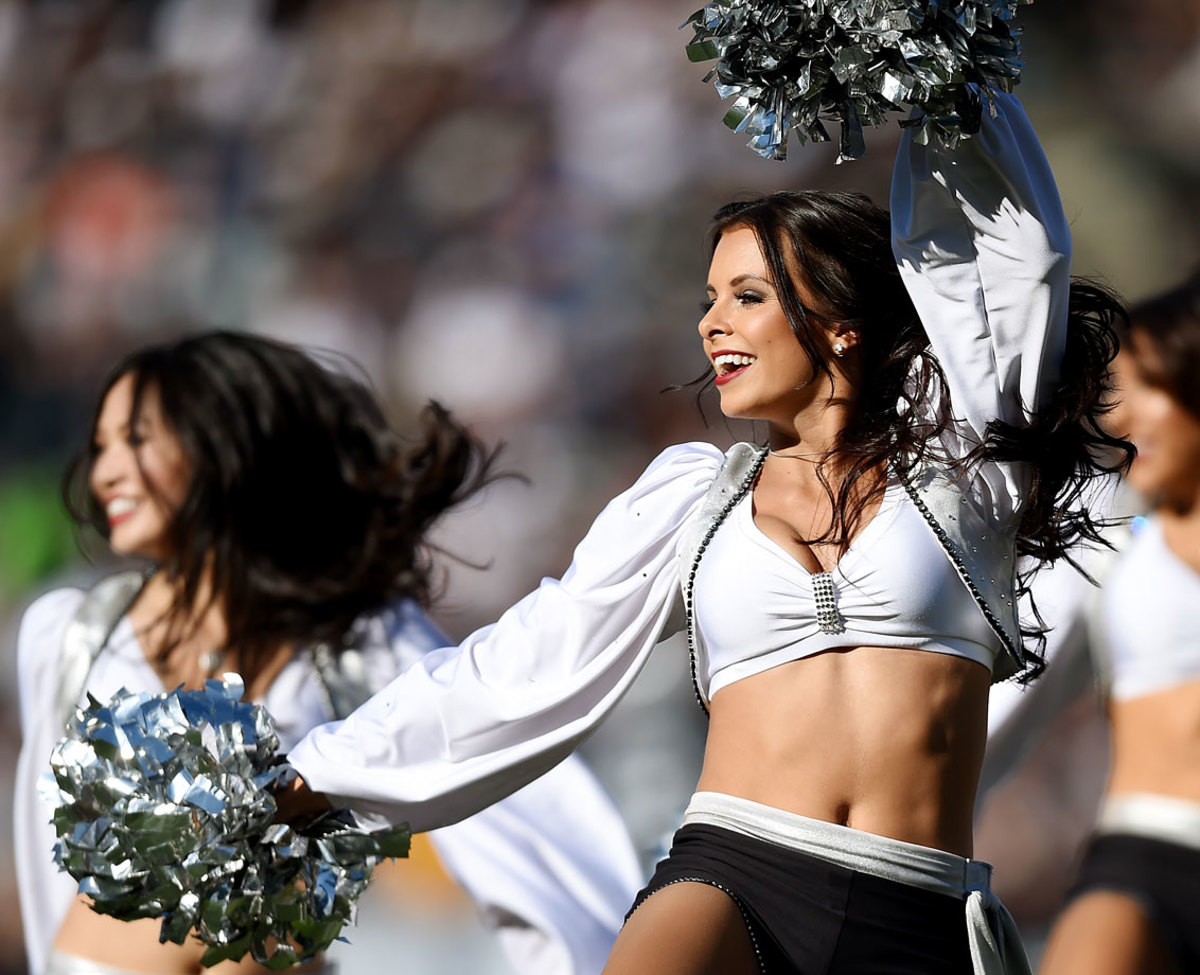 Oakland-Raiders-Raiderettes-cheerleaders-458731994_10.jpg