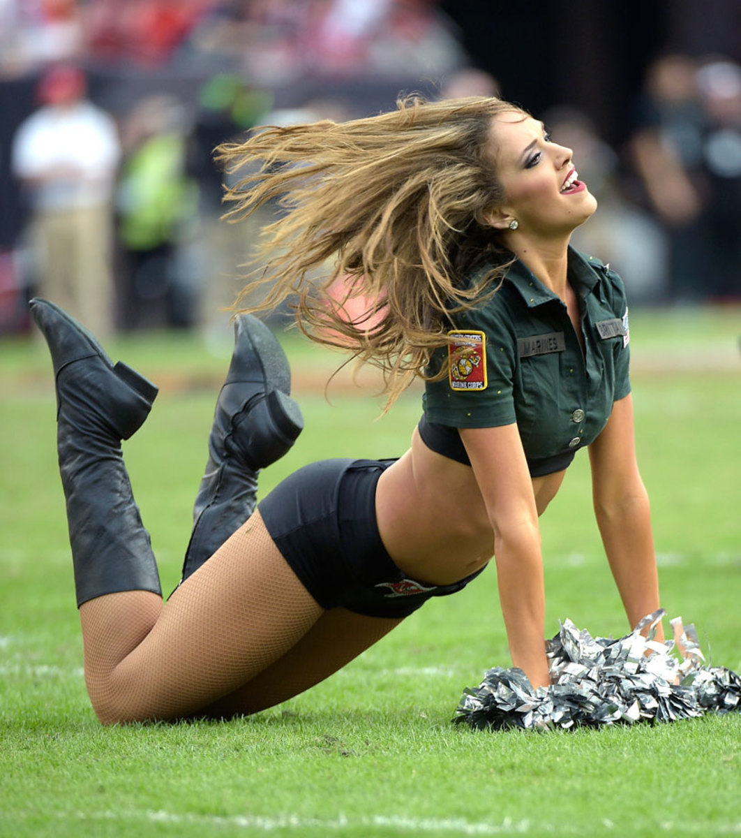 Tampa-Bay-Buccaneers-cheerleaders-AP990285730276_4.jpg