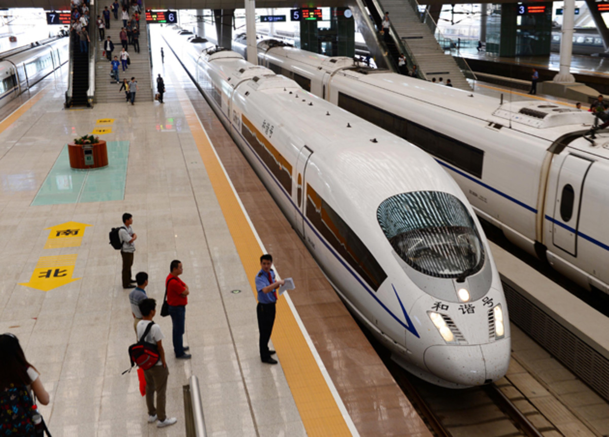 The first high-speed train between Zhengzhou and Wuhan runs into the Wuhan Railday Station in September 2012 in Wuhan. It reduces the time between cities from four and a half hours to just two.