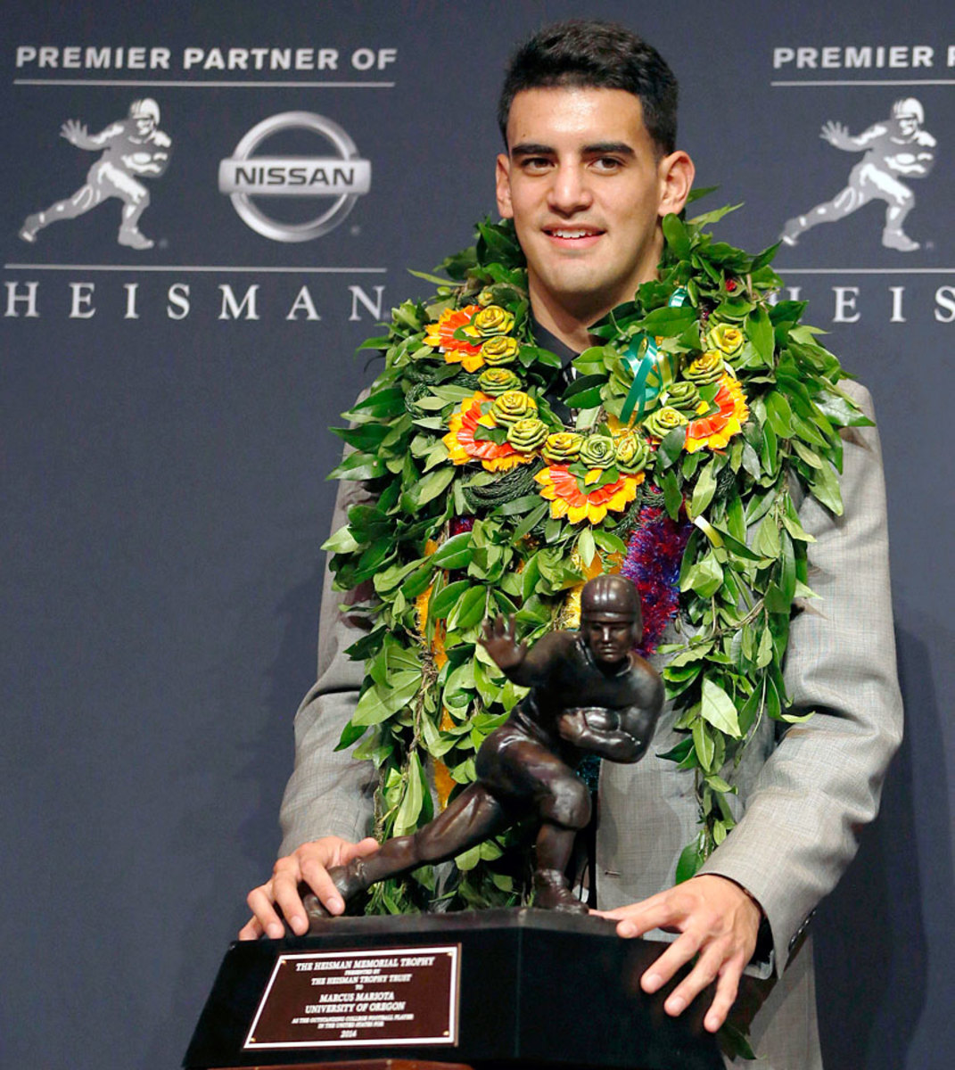 2014-1222-Marcus-Mariota-Heisman-Trophy.jpg