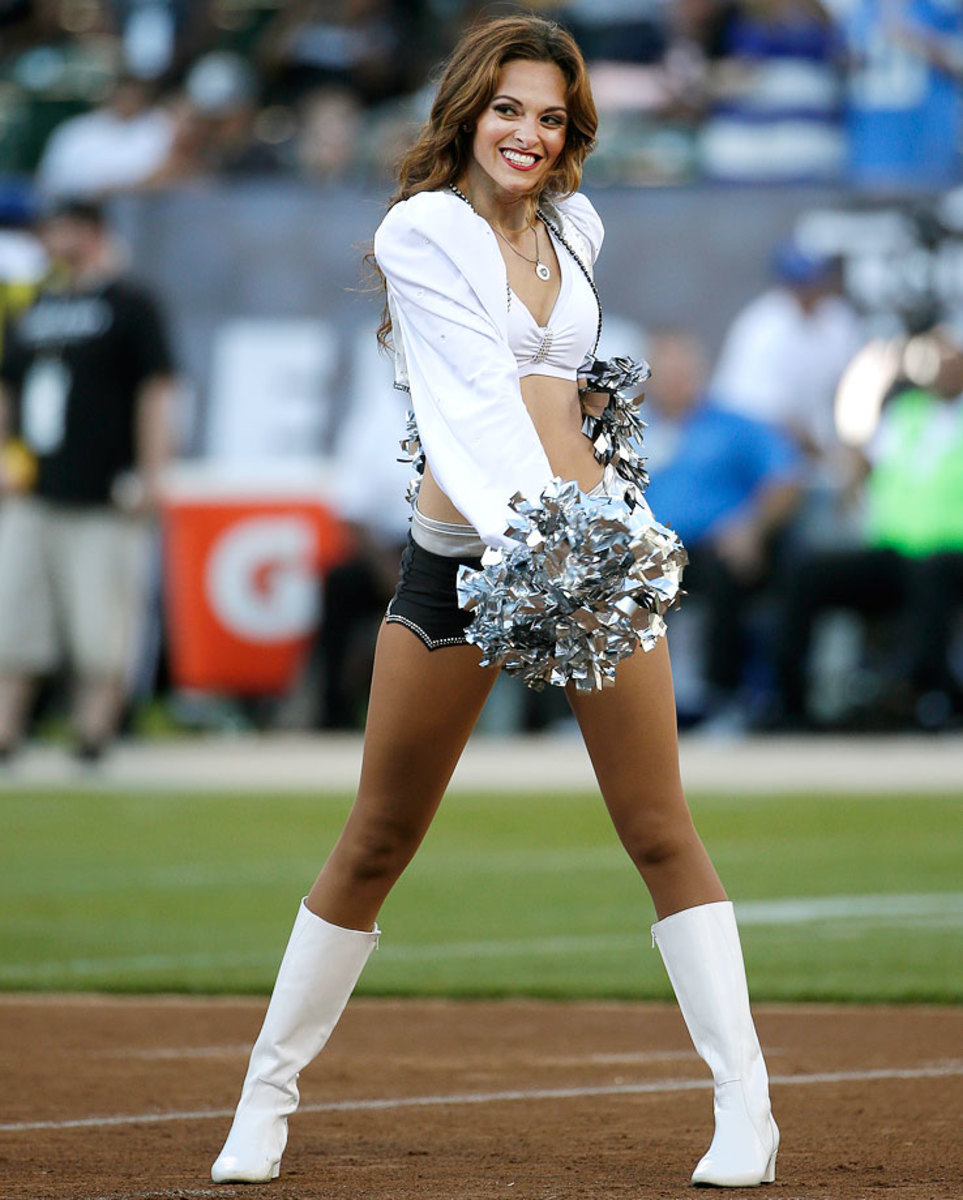 Oakland-Raiders-Raiderettes-cheerleaders-AP378606022317_4.jpg