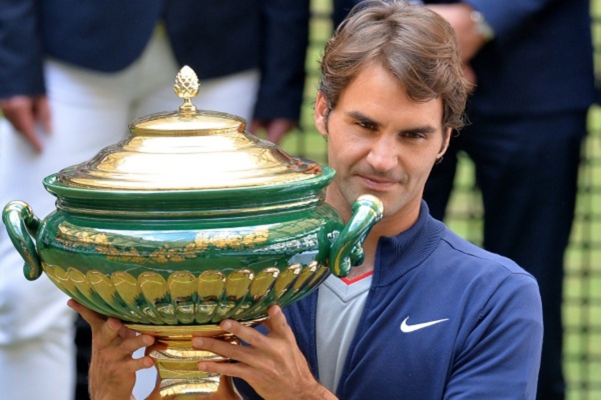 Roger Federer with his massive trophy. (Carmen Jaspersen/Getty Images)