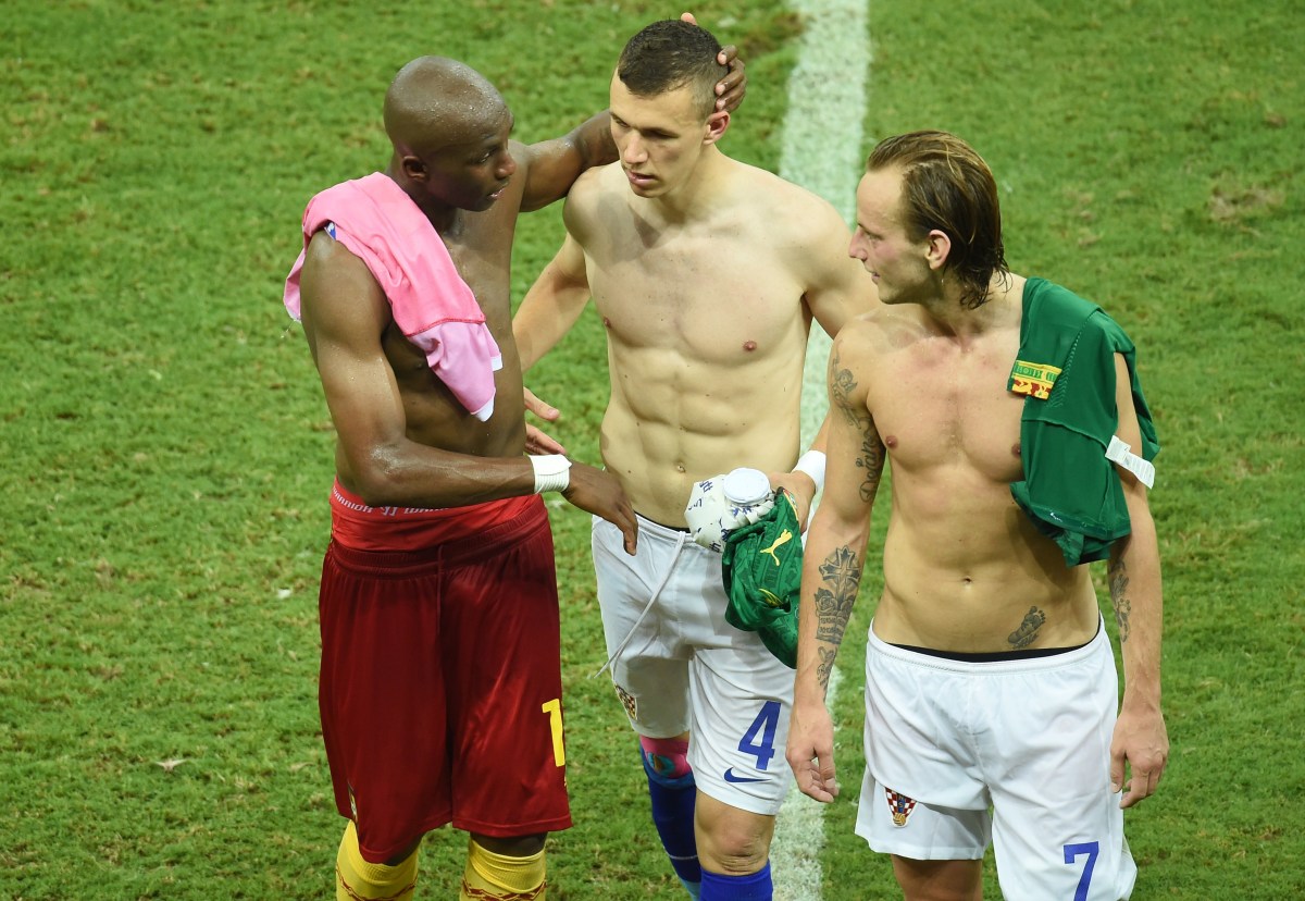 Cameroon's midfielder Stephane Mbia (L) speks with Croatia's midfielder Ivan Perisic (C) and midfielder Ivan Rakitic at the end of the Group A football match between Cameroon and Croatia