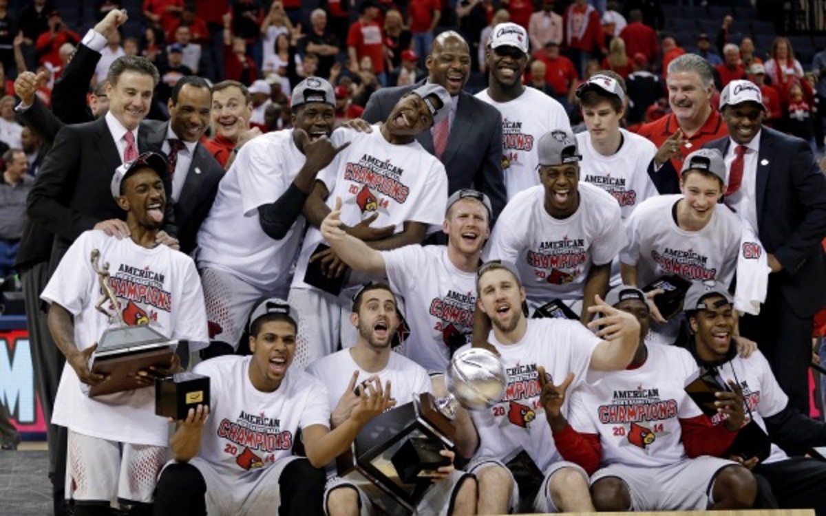 Louisville poses for cameras after being Connecticut for American Athletic Conference tournament title. (AP Photo/Mark Humphrey)
