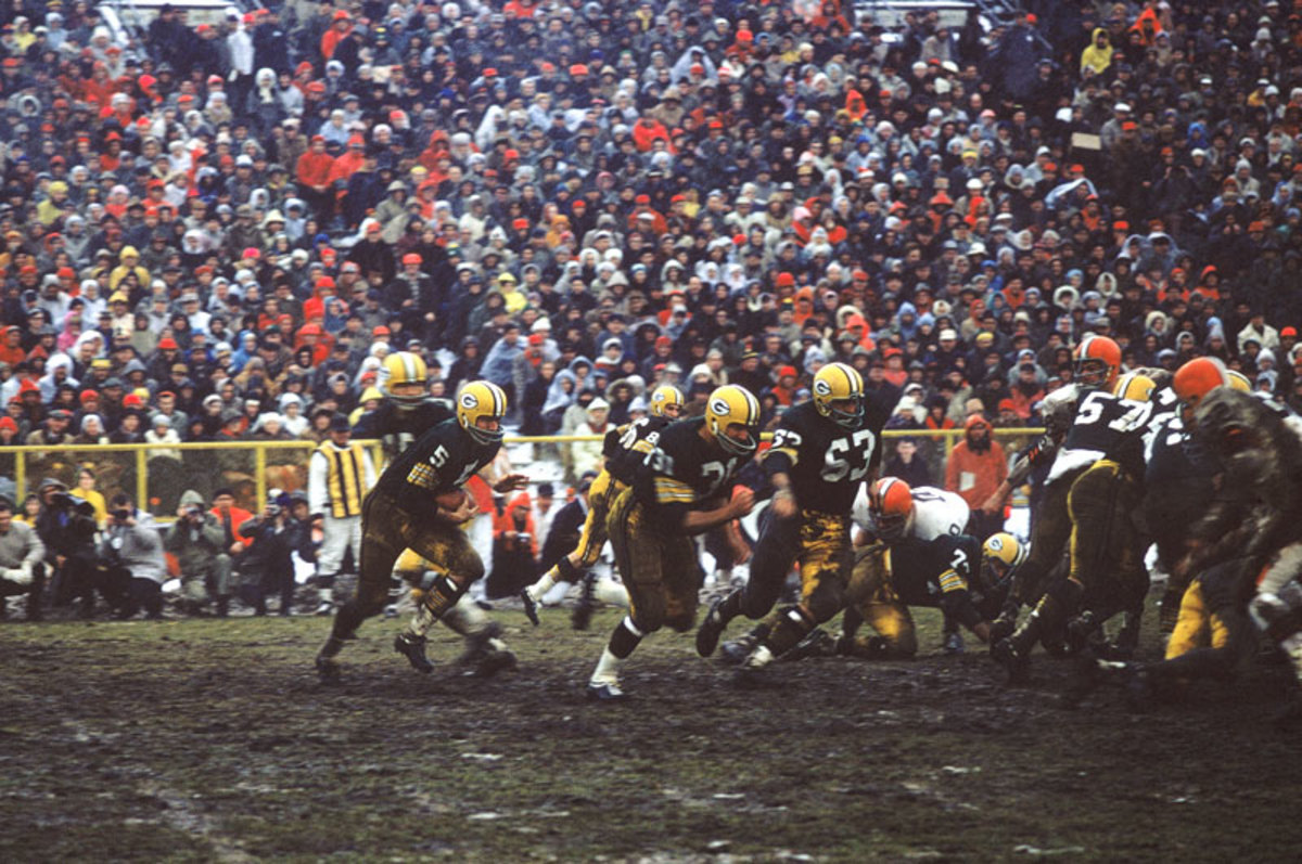 Paul Hornung carries on a power sweep against the Browns in the NFL Championship Game, Jan. 2, 1966. (Robert Riger/Getty Images)
