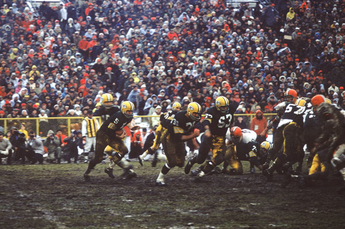 Paul Hornung carries on a power sweep against the Browns in the NFL Championship Game, Jan. 2, 1966.  (Robert Riger/Getty Images)