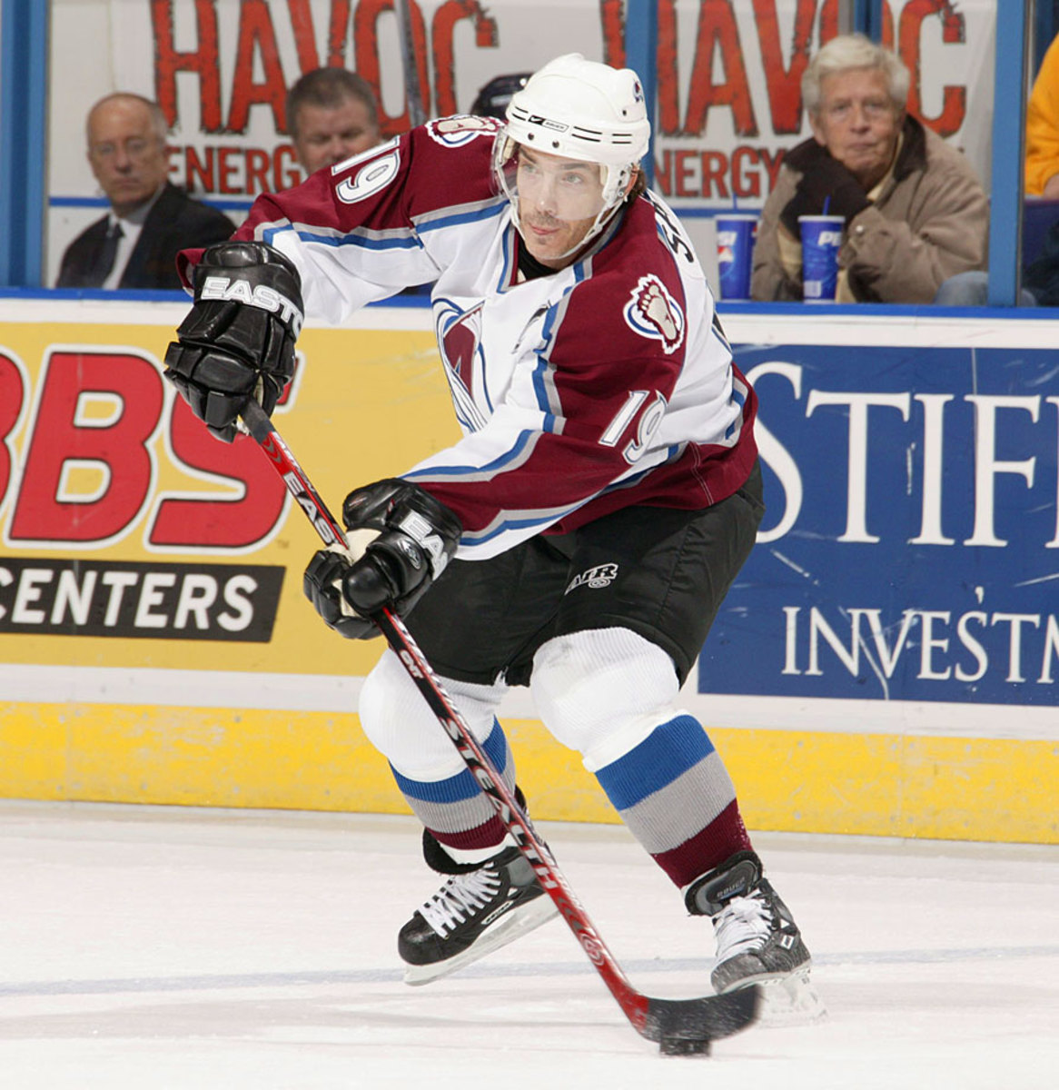 15-joe-sakic-016342502.jpg