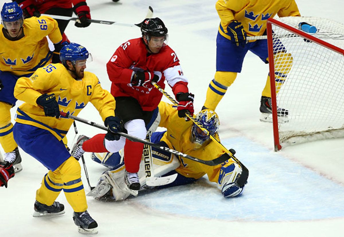 Though Martin St. Louis (26) ultimately made it to Sochi, he has not forgotten the initial snub from Team Canada. (Christian Charisius/picture-alliance/dpa/AP Images)
