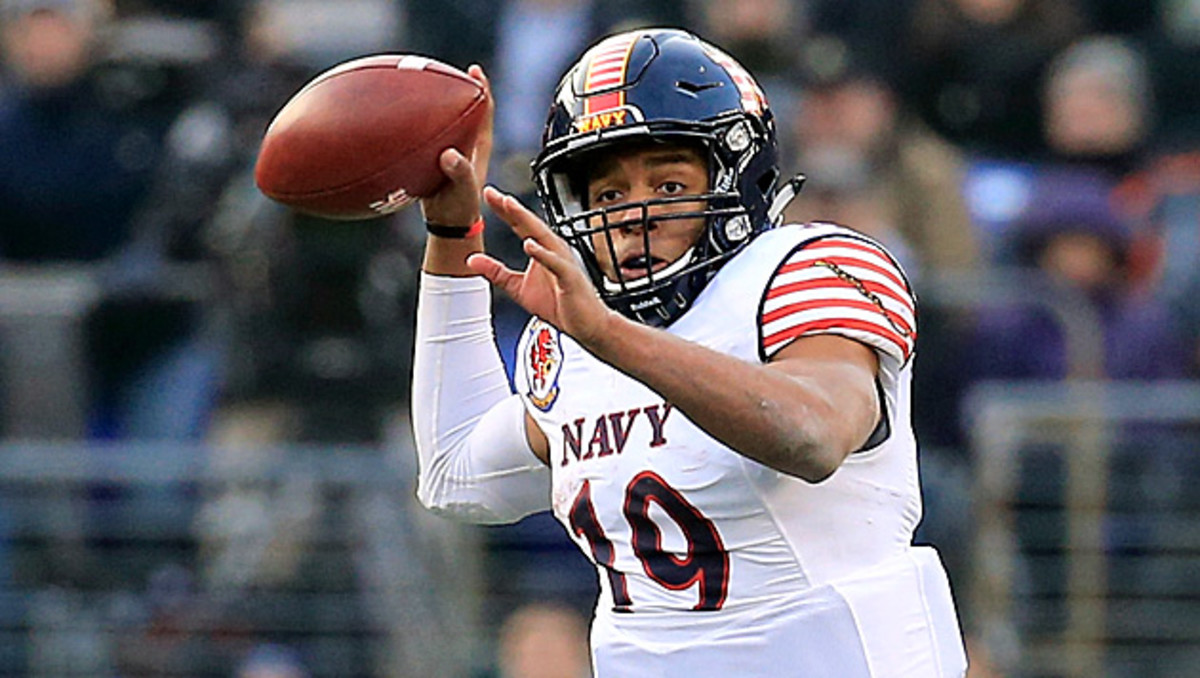 keenan-reynolds-navy-midshipmen-passing.jpg