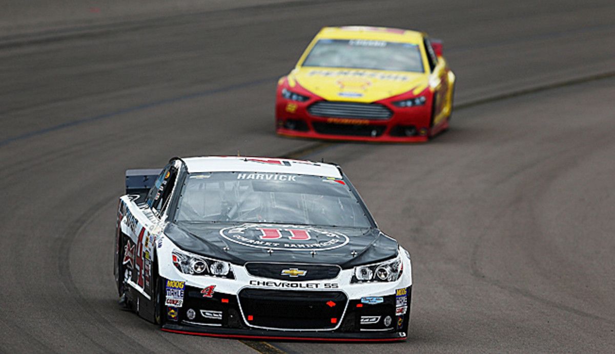Joey Logano (rear) made a desperate attempt to catch winner Kevin Harvick at Phoenix.