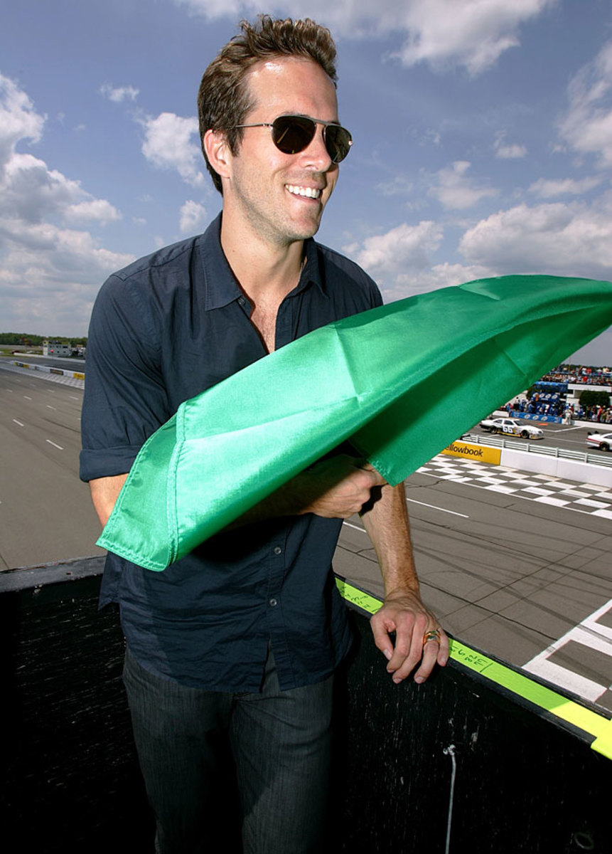 2009-0607-Ryan-Reynolds-green-flag.jpg