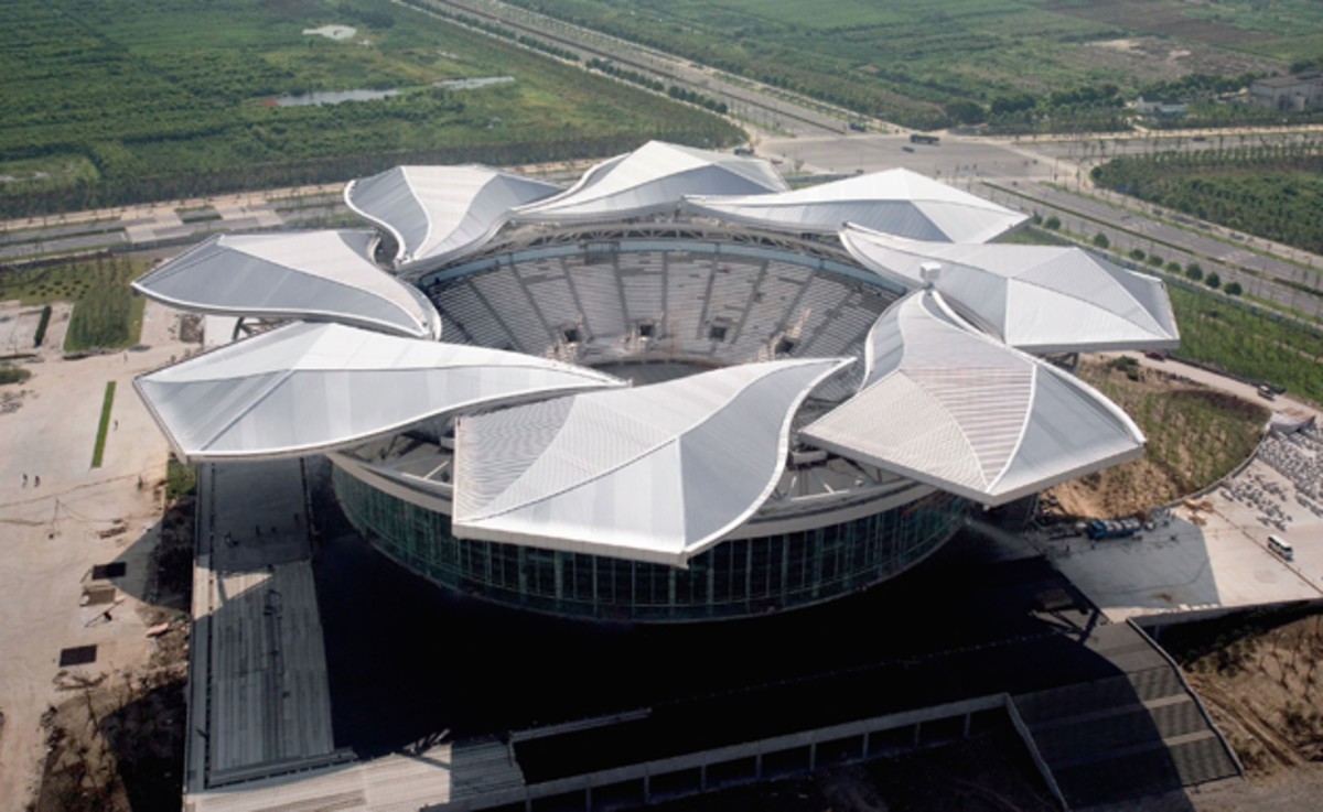 The Qizhong Tennis Center was built with a dual-purpose indoor-outdoor 15,000-seat center court and a special roof shaped like a magnolia flower, which can open and close like a lens shutter. 