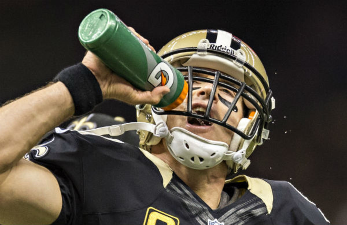Drew Brees' hydration accuracy is consistently at a Pro Bowl-level :: Getty Images
