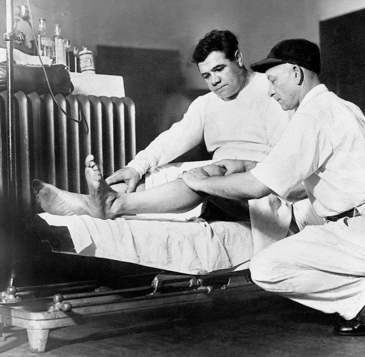 1928-babe-ruth-knee-doctor.jpg