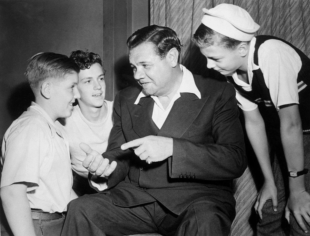 1944-babe-ruth-young-fans.jpg