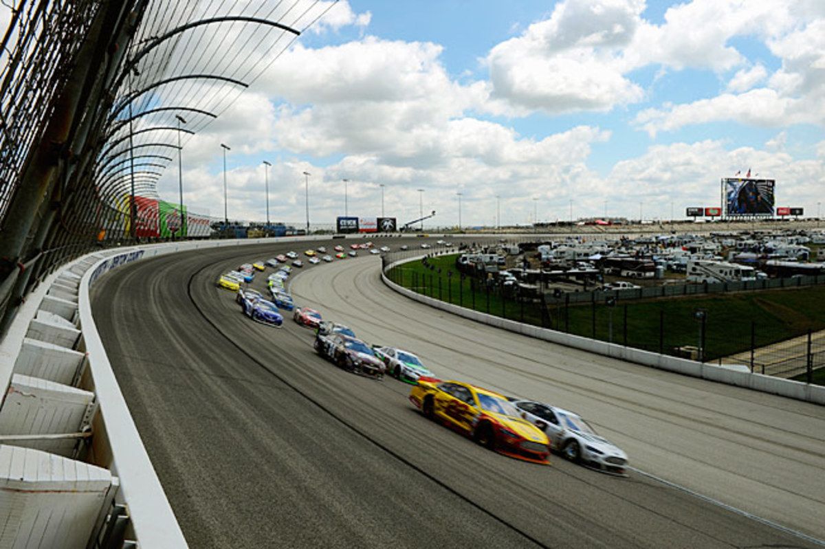 Joey Logano and Brad Keselowski lead the field in the Duck Commander 500 at Texas Speedway.