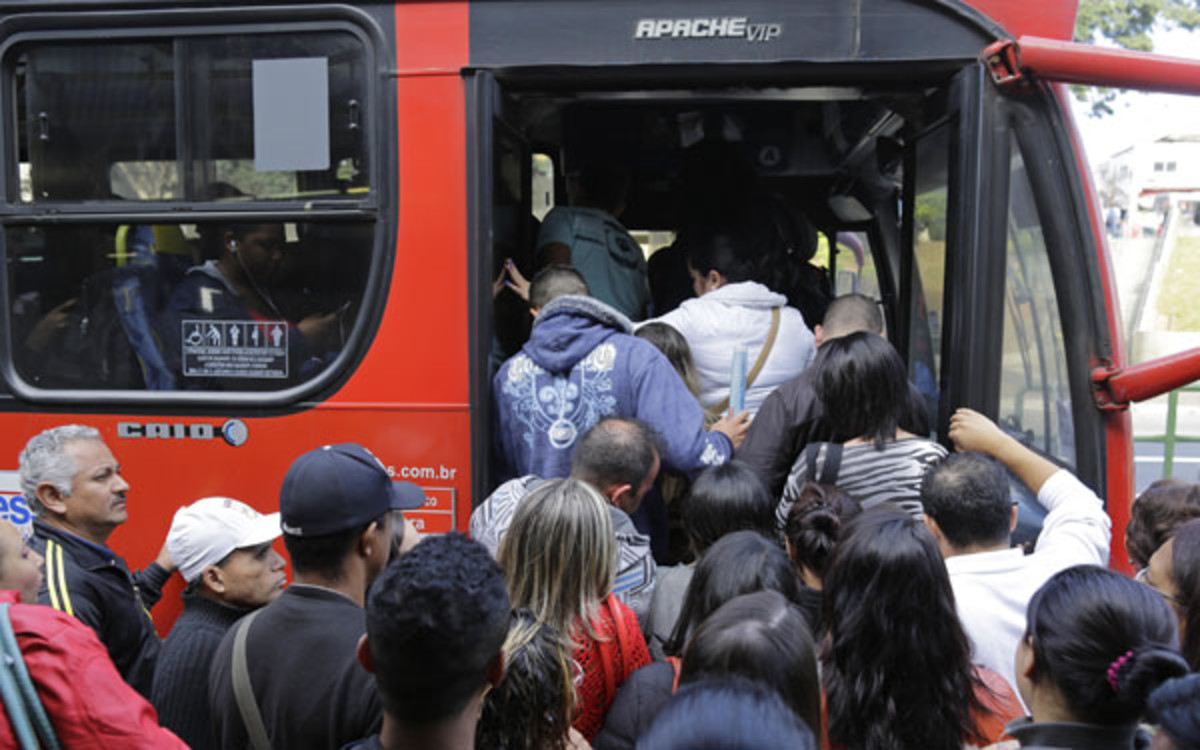  eople crowd on to a bus outside the Arthur Alvim metro station during a metro strike in Sao Paulo, Brazil, Thursday, June 5, 2014. This city that will host the World Cup opening match in a week was thrown into transit chaos Thur(AP Photo/Nelson Antoine)