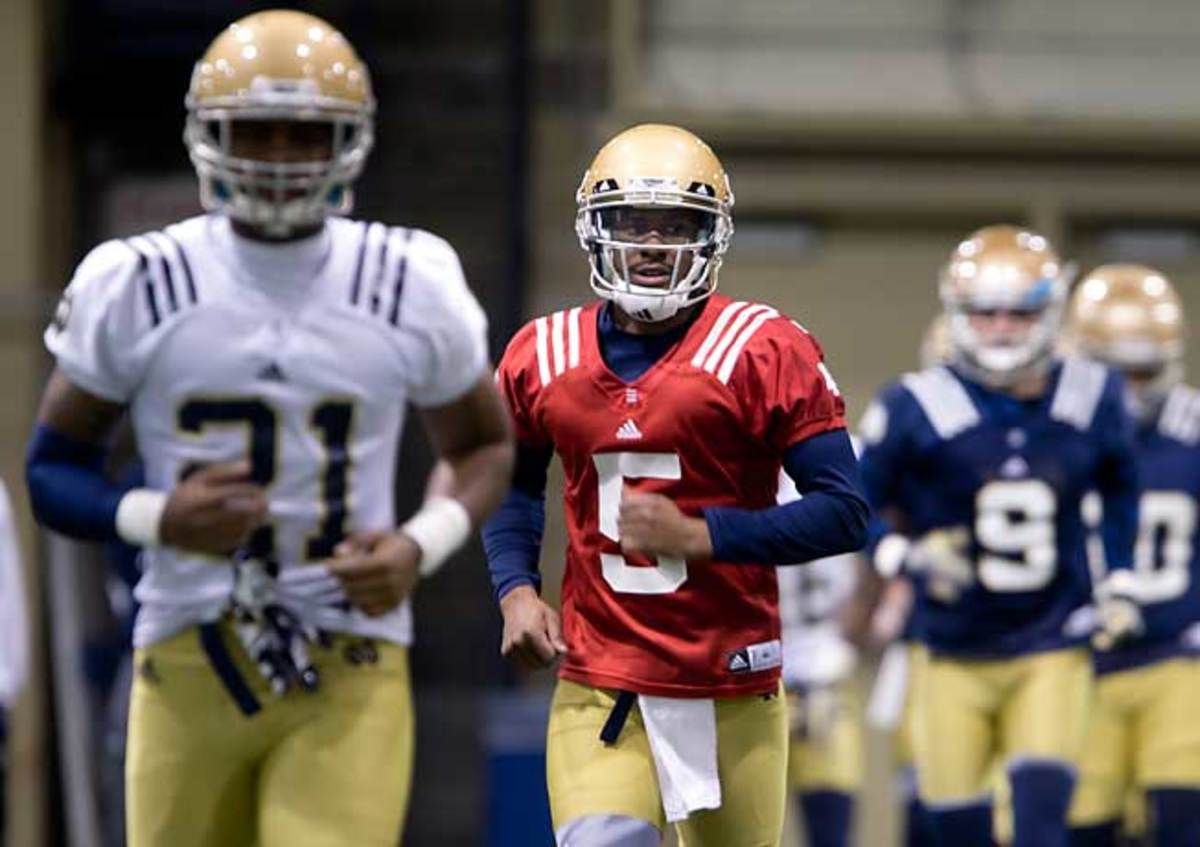 Everett Golson (5) returned to practice for the first time since Notre Dame dismissed him last spring.