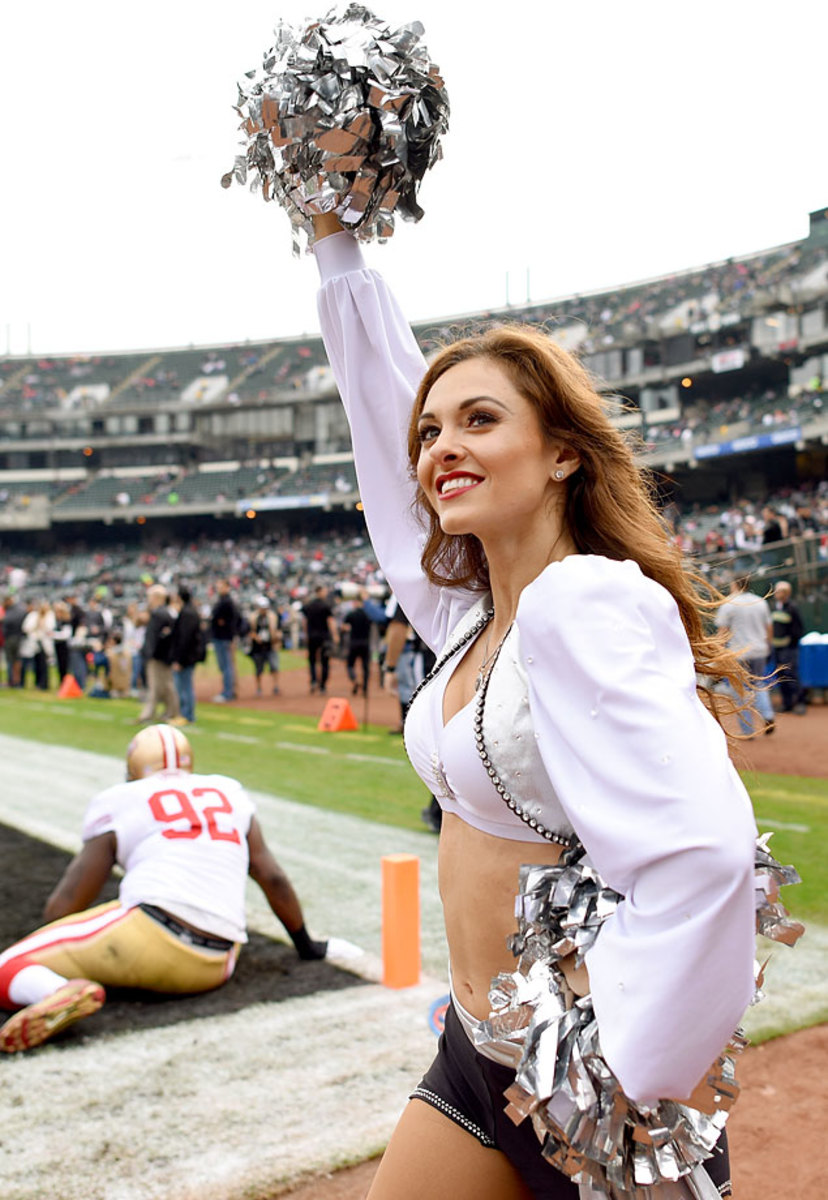 Oakland-Raiders-Raiderettes-cheerleaders-460110864.jpg
