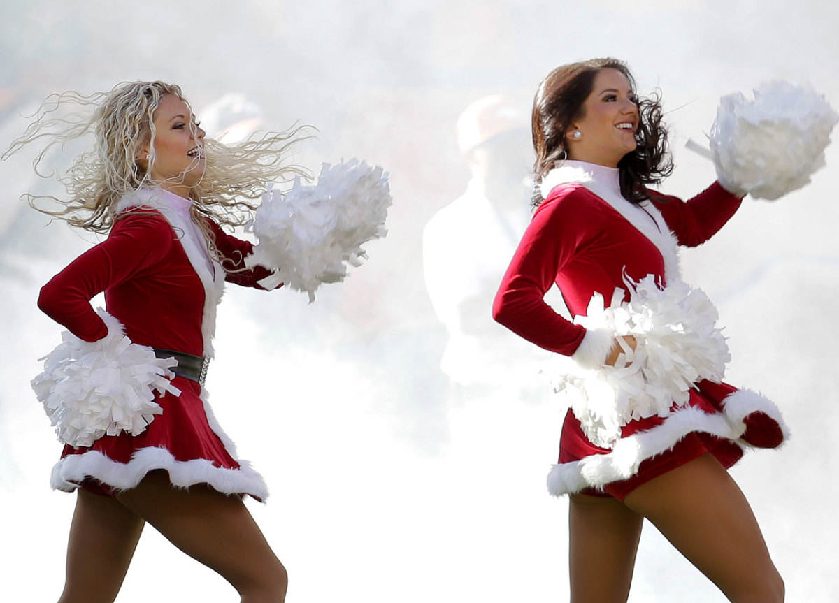 Denver-Broncos-cheerleaders-AP411139364896_6.jpg