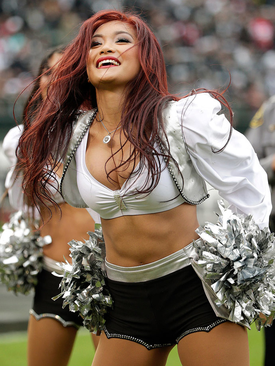 Oakland-Raiders-Raiderettes-cheerleaders-AP780794703602_7.jpg