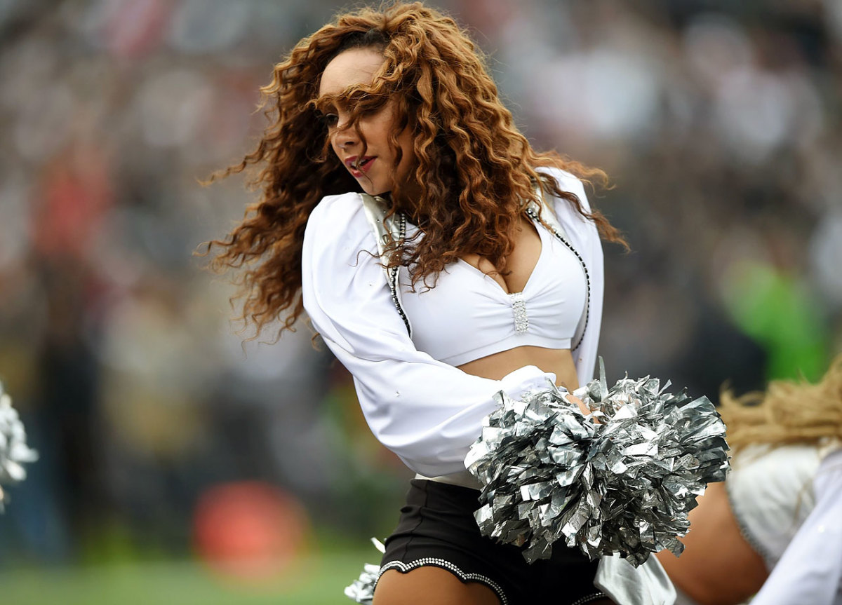 Oakland-Raiders-Raiderettes-cheerleaders-460115804.jpg