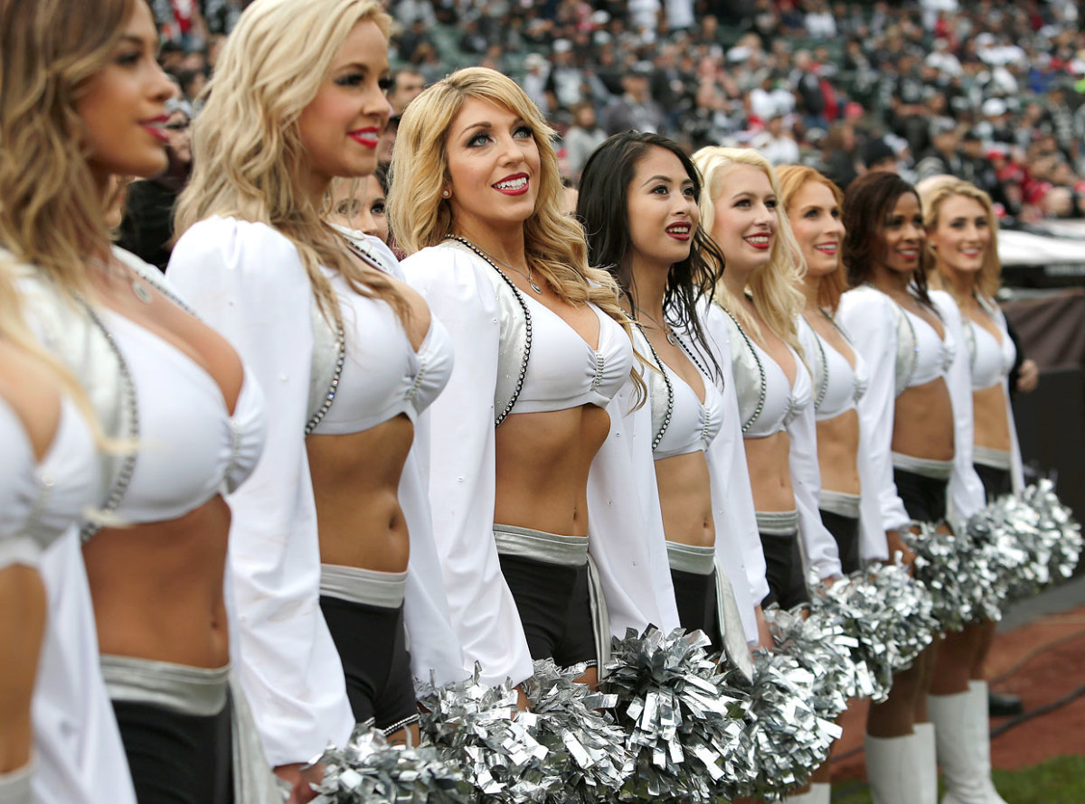 Oakland-Raiders-Raiderettes-cheerleaders-AP487727750141_10.jpg