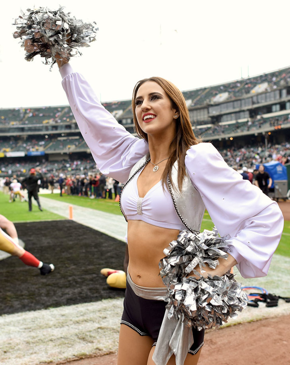 Oakland-Raiders-Raiderettes-cheerleaders-460110860.jpg