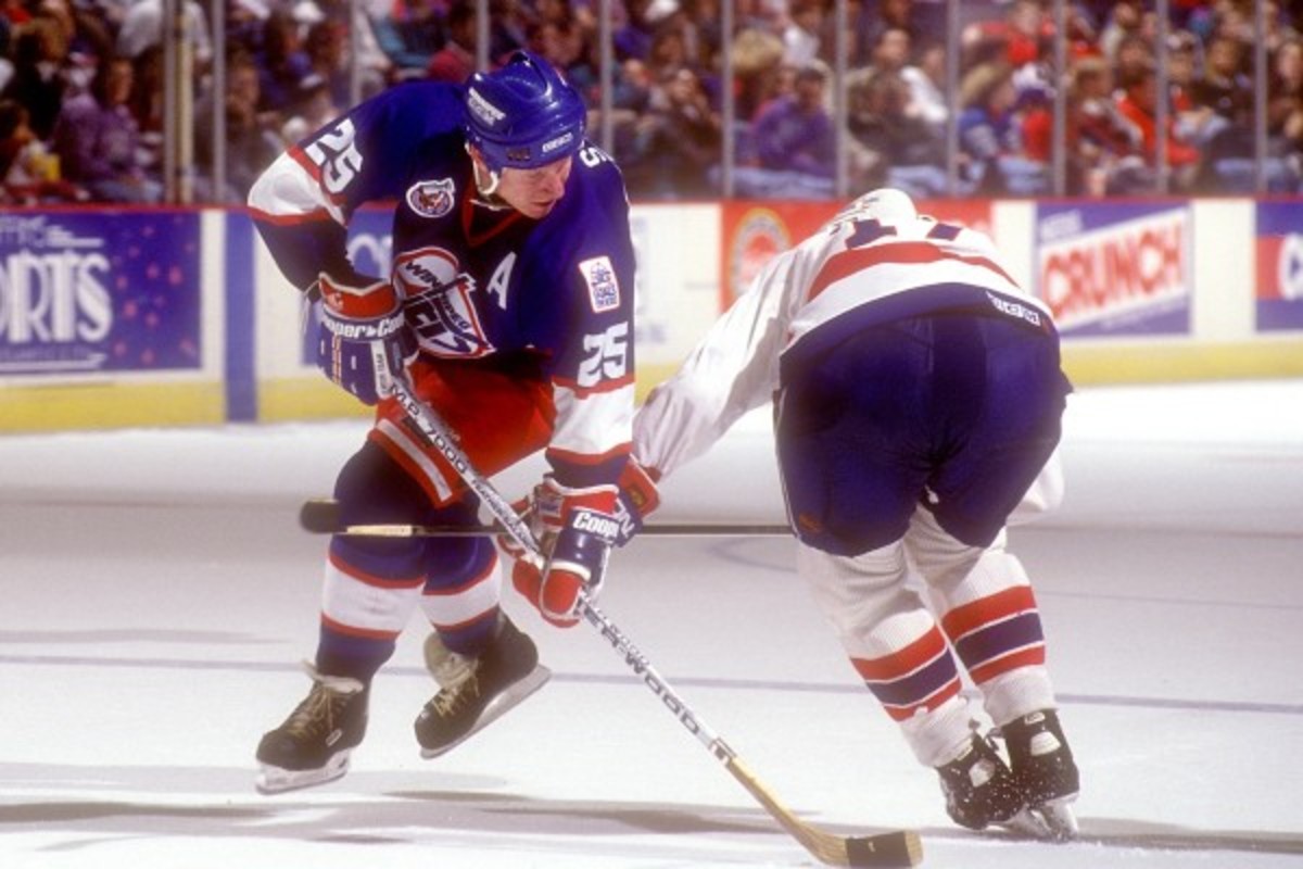 Thomas Steen, seen here  with the Jets in 1992 in a game vs. the Washington Capitals, reportedly attacked the woman at a Boston Pizza restaurant. (Mitchell Layton/Getty Images)