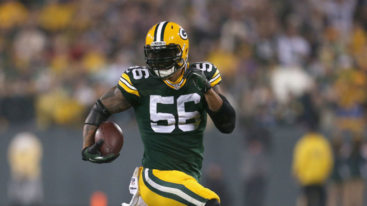 Packers' Julius Peppers has touchdown pass bounce off his chest