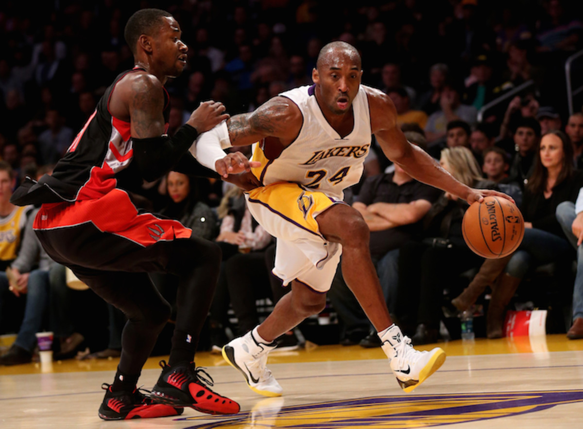 Drake ends up on Los Angeles Lakers' bench, chats up Kobe Bryant