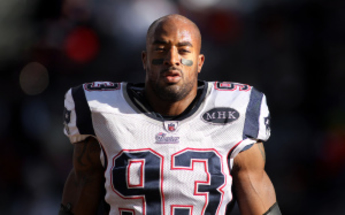Former New England Patriots defensive end Andre Carter signed with the team on Tuesday. (Marc Piscotty/Getty Images)