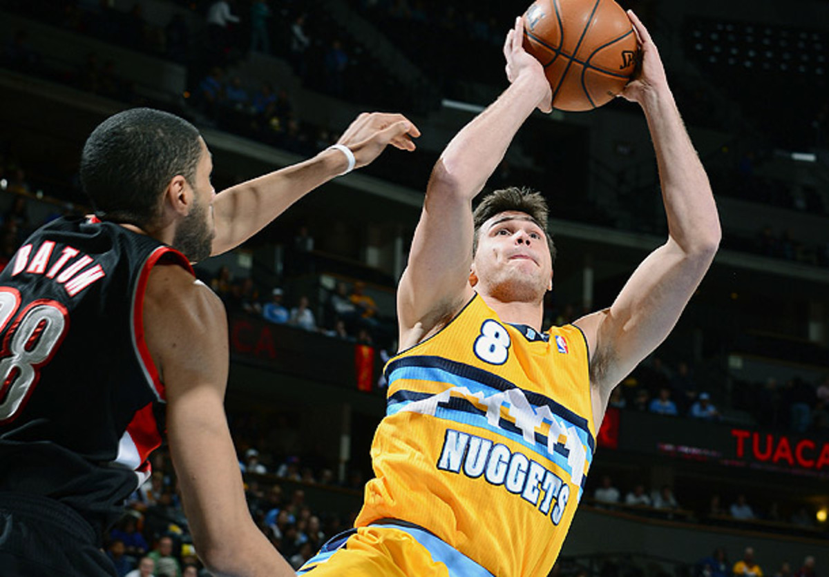 Danilo Gallinari shoots over Nicolas Batum