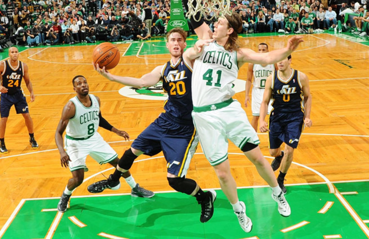 Gordon Hayward is averaging 19 points, 6.6 rebounds and 4.8 assists, but Utah is off to an 0-5 start.