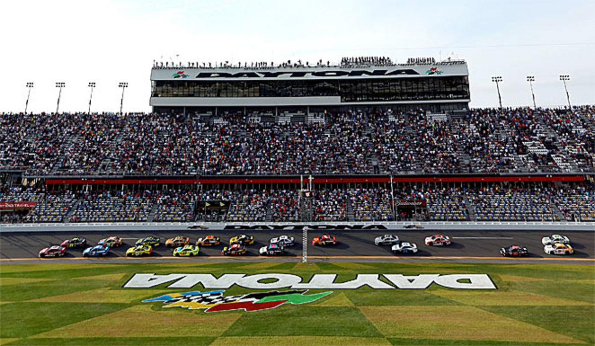 Cars fly around the track during the start of the second Budweiser Duel, a few days before the green flag of the 2013 Daytona 500.