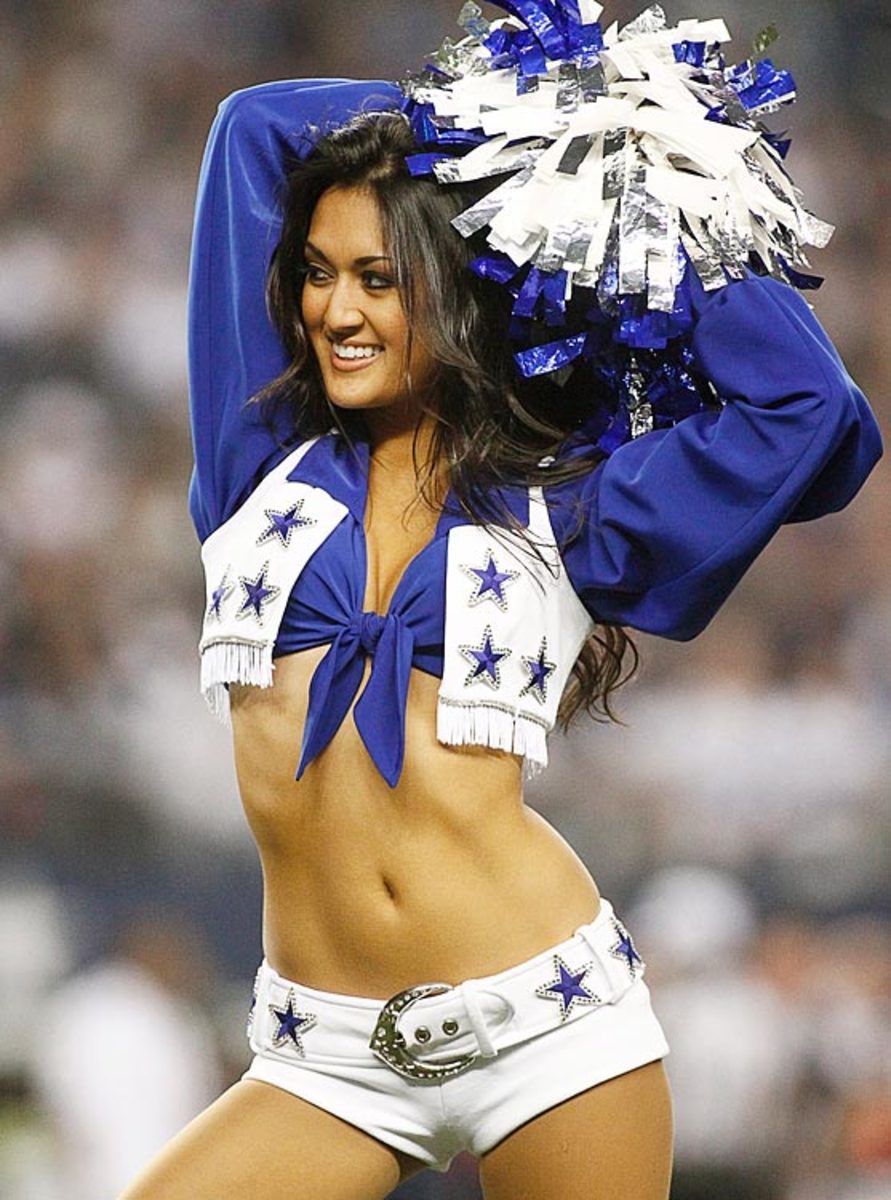 131230171655-dallas-cowboys-cheerleaders-bar1312291650-eagles-at-cowboys-single-image-cut.jpg