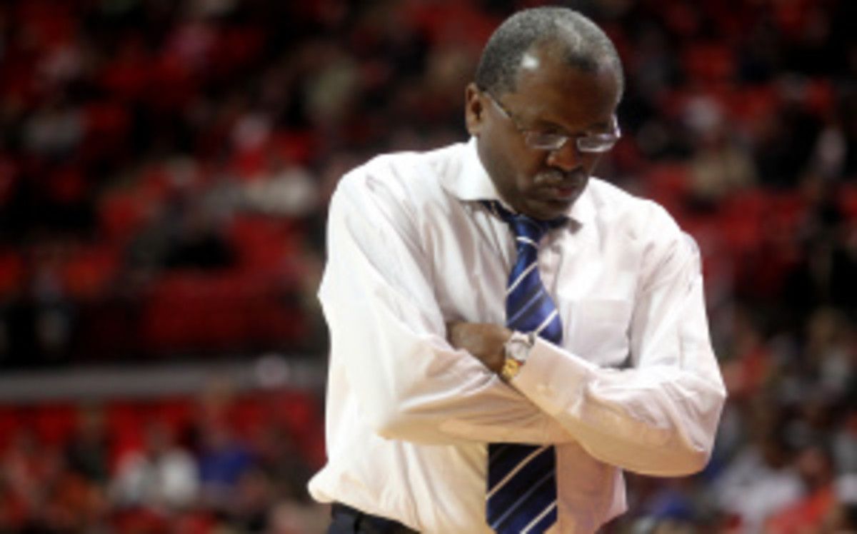 Cal State Bakersfield coach Rod Barnes will have to do without 6-foot-9, 270-pound sophomore Aly Ahmed this season. (AP Photo/Lubbock Avalanche-Journal, Stephen Spillman)