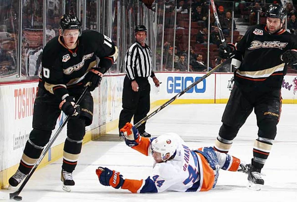 With a romp over the doormat Islanders, the gritty Ducks grabbed a share of the overall NHL lead.