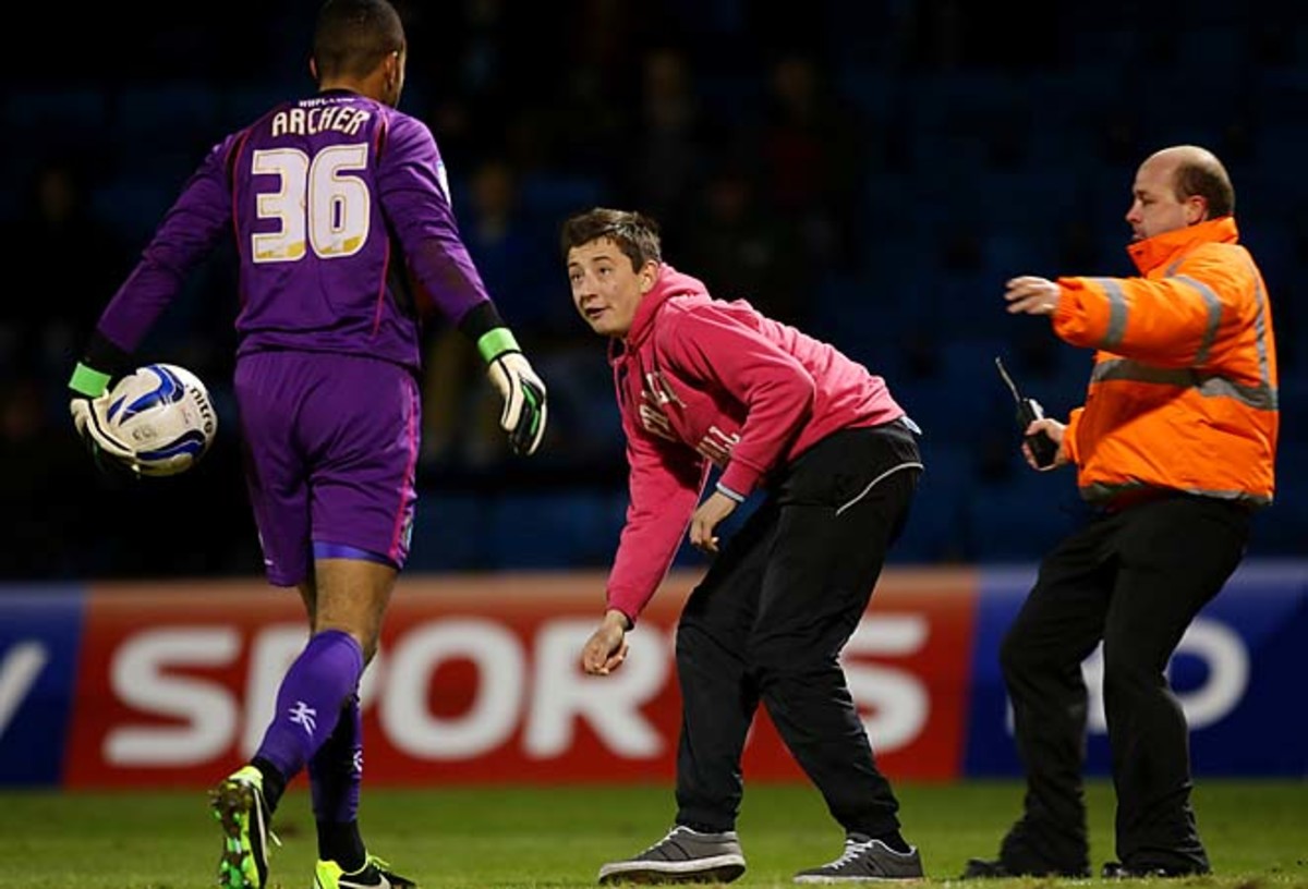 Goalkeeper attacked by fan in England's 4th tier Sports Illustrated