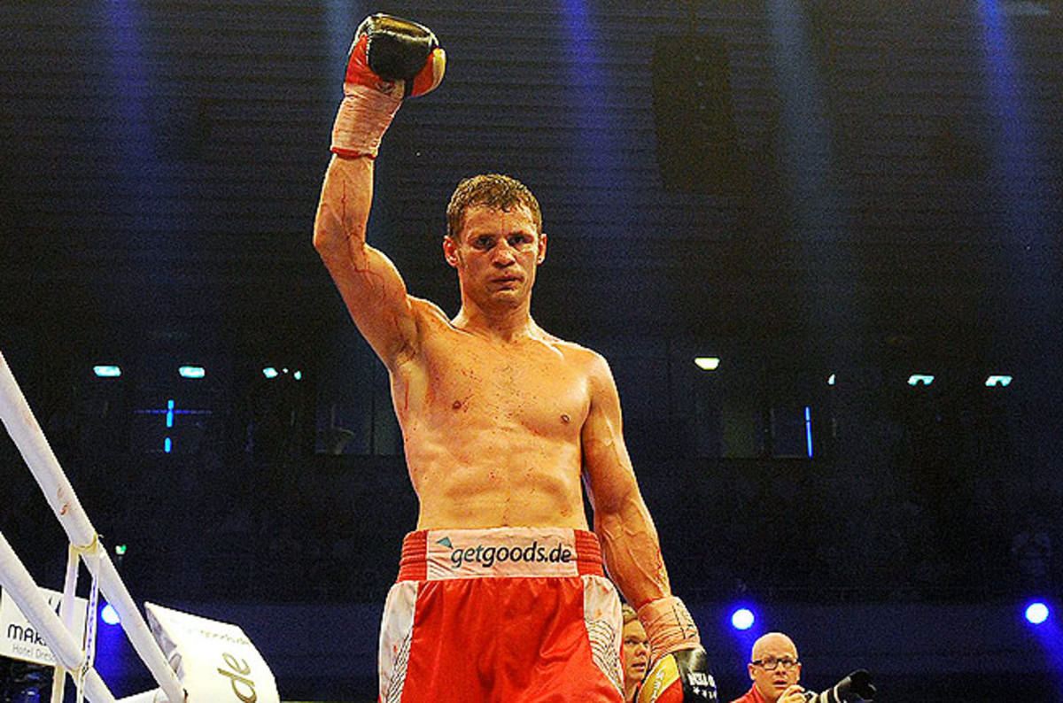 Stieglitz retained his title when his fight against Yuzo Kiyota was stopped in the 10th round.